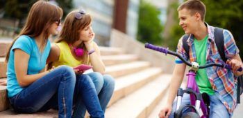 Flirten op schoolfeest
