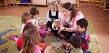 H_artiest-docent begeleidt een muziekworkshop in een klas