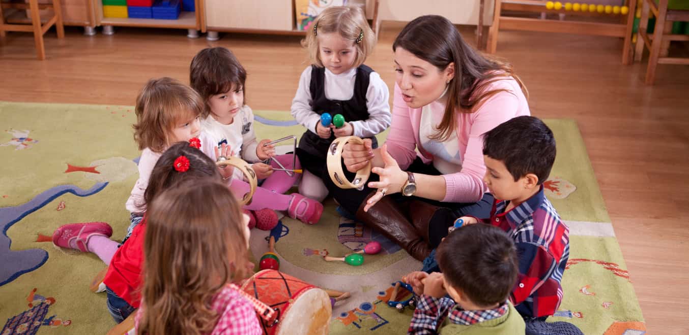 H_artiest-docent begeleidt een muziekworkshop in een klas
